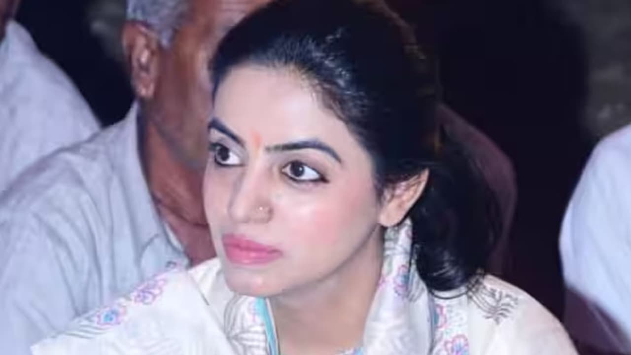 Divya Maderna angry at Hanuman Beniwal 