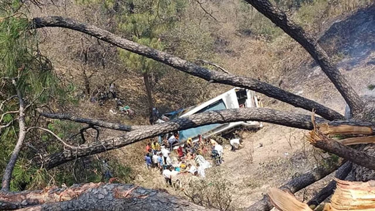 Big accident in Jammu and Kashmir Big accident in Jammu and Kashmir
