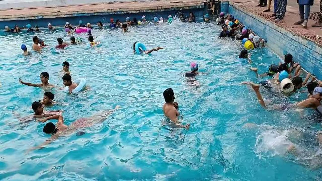 swimming pool swimming pool