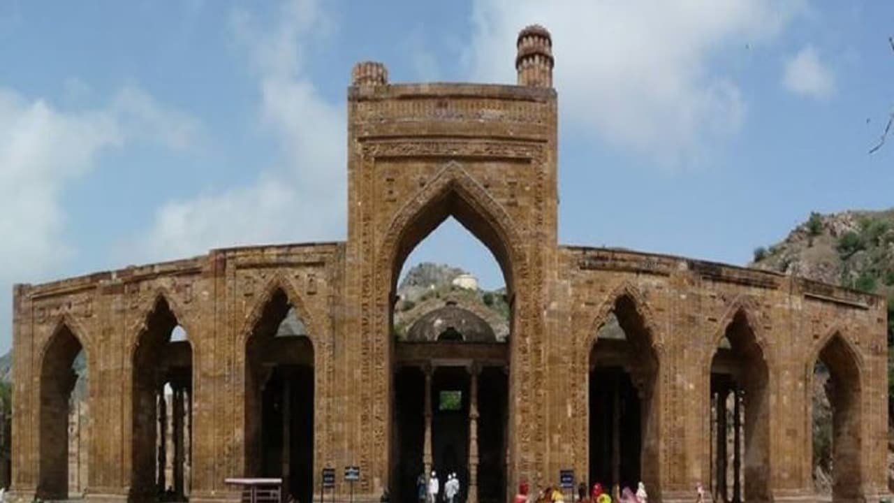 Controversy of adhai din k jhopra Controversy of adhai din k jhopra