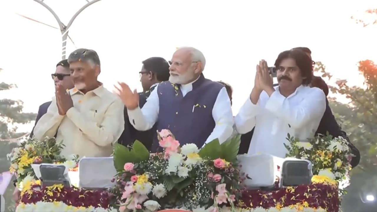 Narendra Modi roadshow photos