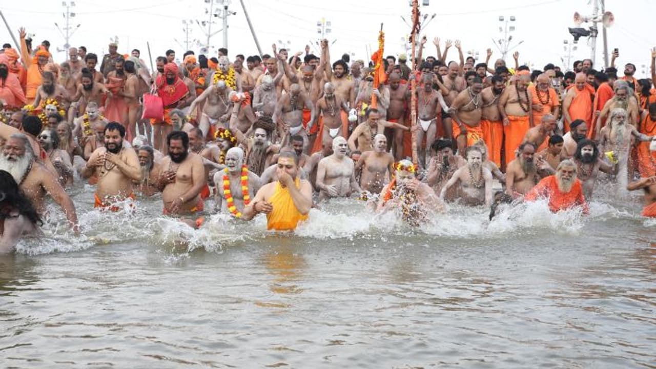 Mahakumbh Stampede 2025 Live sadhu sant akharas