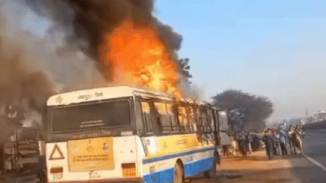 Sikar News fire in moving bus