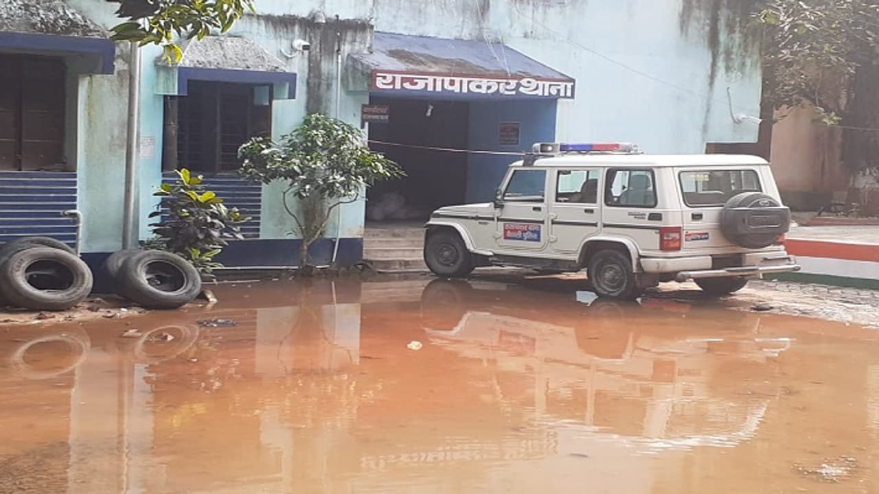 शादी समारोह में साथ आकर डांस न करने से नाराज दो भाइयों ने एक नाबालिग को गुस्से में आकर आग के हवाले कर दिया शादी समारोह में साथ आकर डांस न करने से नाराज दो भाइयों ने एक नाबालिग को गुस्से में आकर आग के हवाले कर दिया