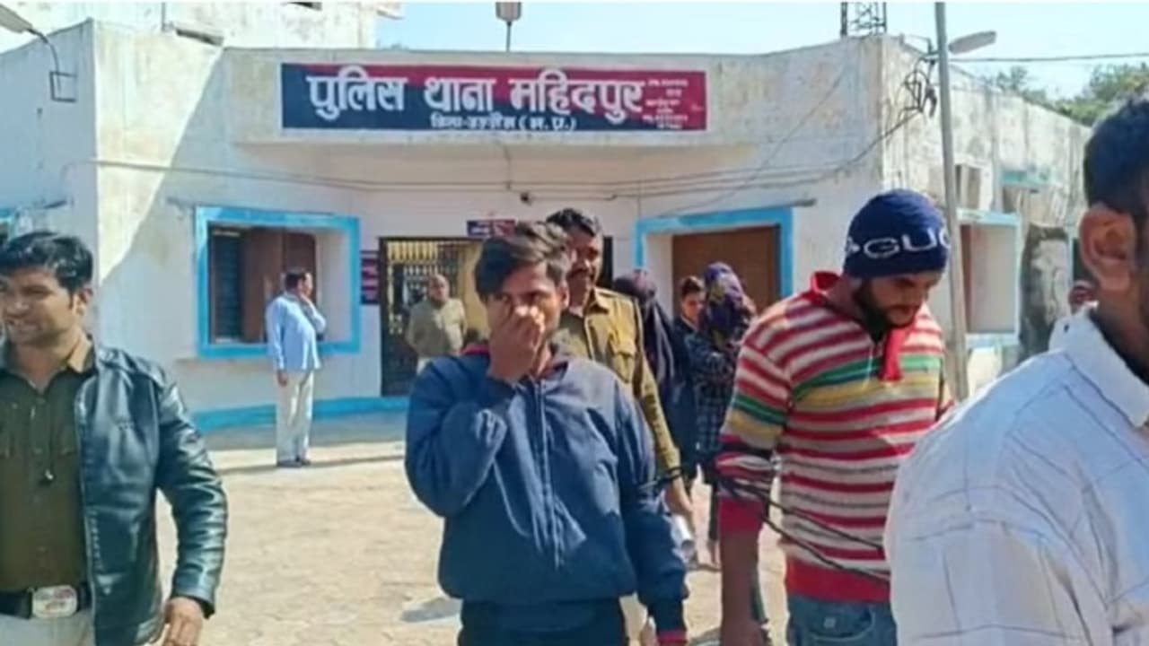 उज्जैन में शादी करवाने के नाम पर ठगी करने और लोगों से पैसे ऐंठने का मामला सामने आया है उज्जैन में शादी करवाने के नाम पर ठगी करने और लोगों से पैसे ऐंठने का मामला सामने आया है