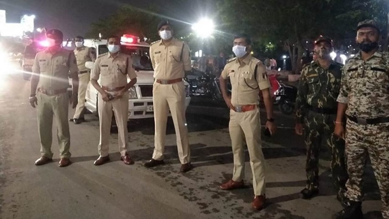 किराना कारोबारी अपनी जिस बेटी को मरा हुआ समझ रहा था उसके ATM से पैसे निकाले जाने लगे किराना कारोबारी अपनी जिस बेटी को मरा हुआ समझ रहा था उसके ATM से पैसे निकाले जाने लगे