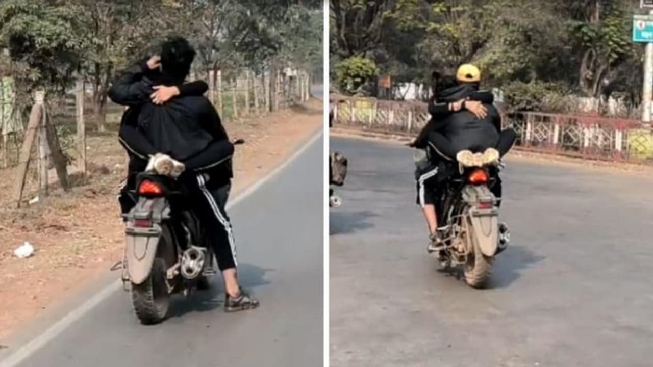 छत्तीसगढ़ के दुर्ग जिले में बाइक पर रोमांस करते हुए कपल का वीडियो सोशल मीडिया पर वायरल होने के बाद पुलिस ने मामले में एक्शन लिया है
