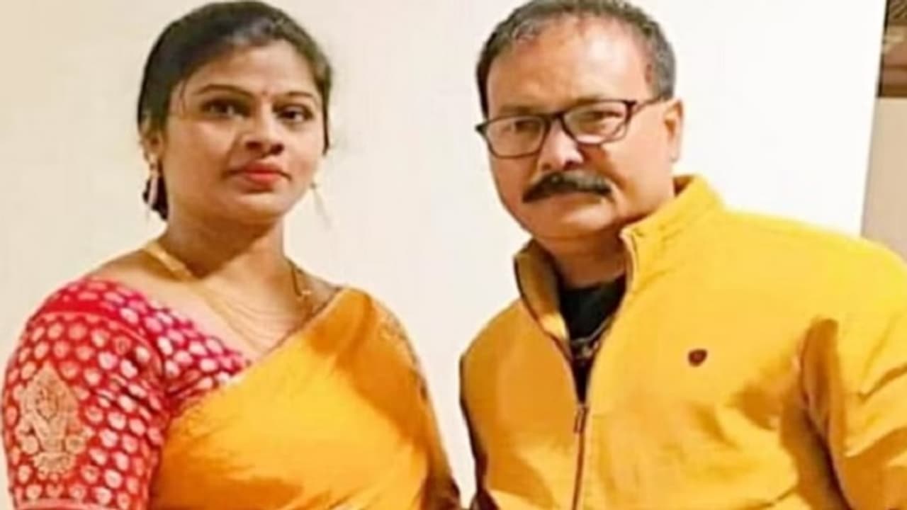 मध्य प्रदेश के पन्ना में दिल को दहला देने वाला मामला सामने आया है। शहर के प्रतिष्ठित कपडा व्यवसायी ने पत्नी समेत खुद को गोली मारकर जान दे दी।