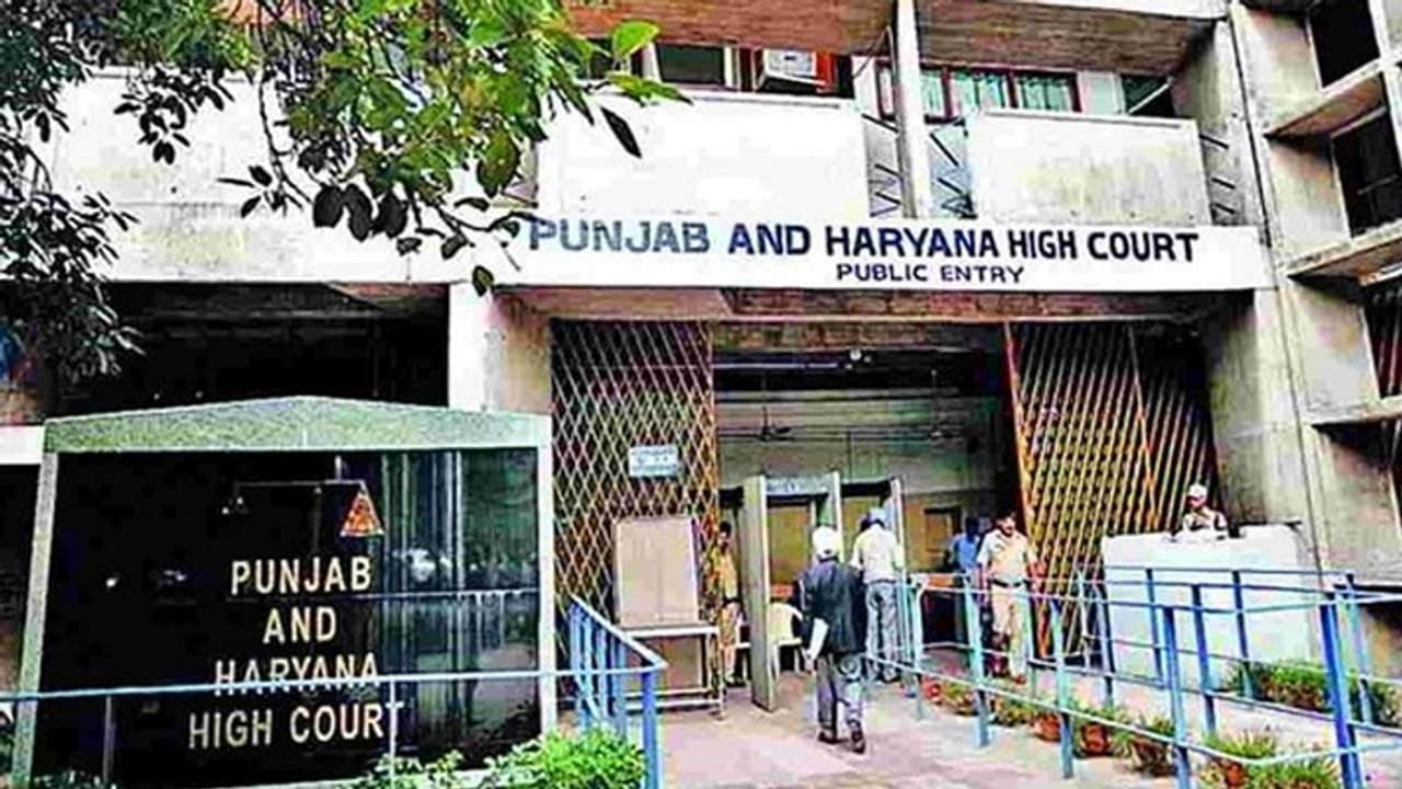 पंजाब हरियाणा हाईकोर्ट में एक चौंकाने वाला मामला सामने आया है पंजाब हरियाणा हाईकोर्ट में एक चौंकाने वाला मामला सामने आया है