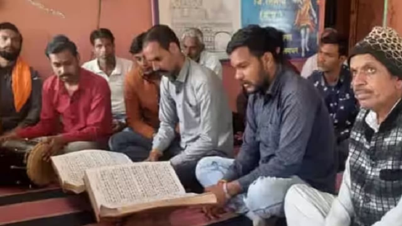 ratlam news Akhand ram charit manas path being done continuously from last 7 years in this village