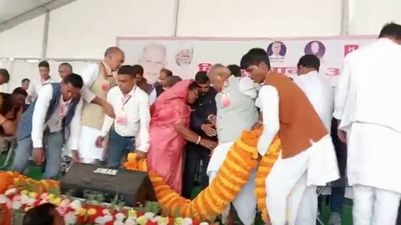 gaya news ex cm jitan ram manjhi stage broken in gareeb bachao rally gaya news ex cm jitan ram manjhi stage broken in gareeb bachao rally