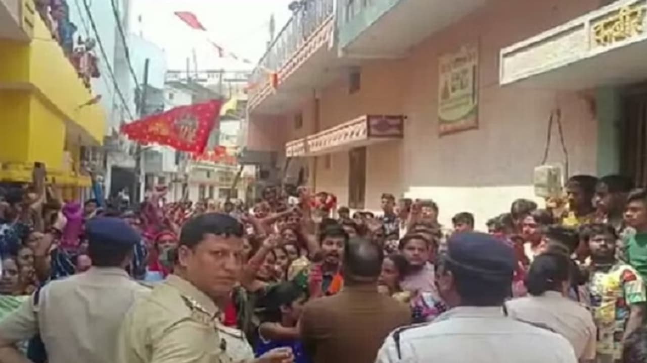 raipur news ,Uproar over video of burning of religious posters viral ,7 accused arrested raipur news ,Uproar over video of burning of religious posters viral ,7 accused arrested