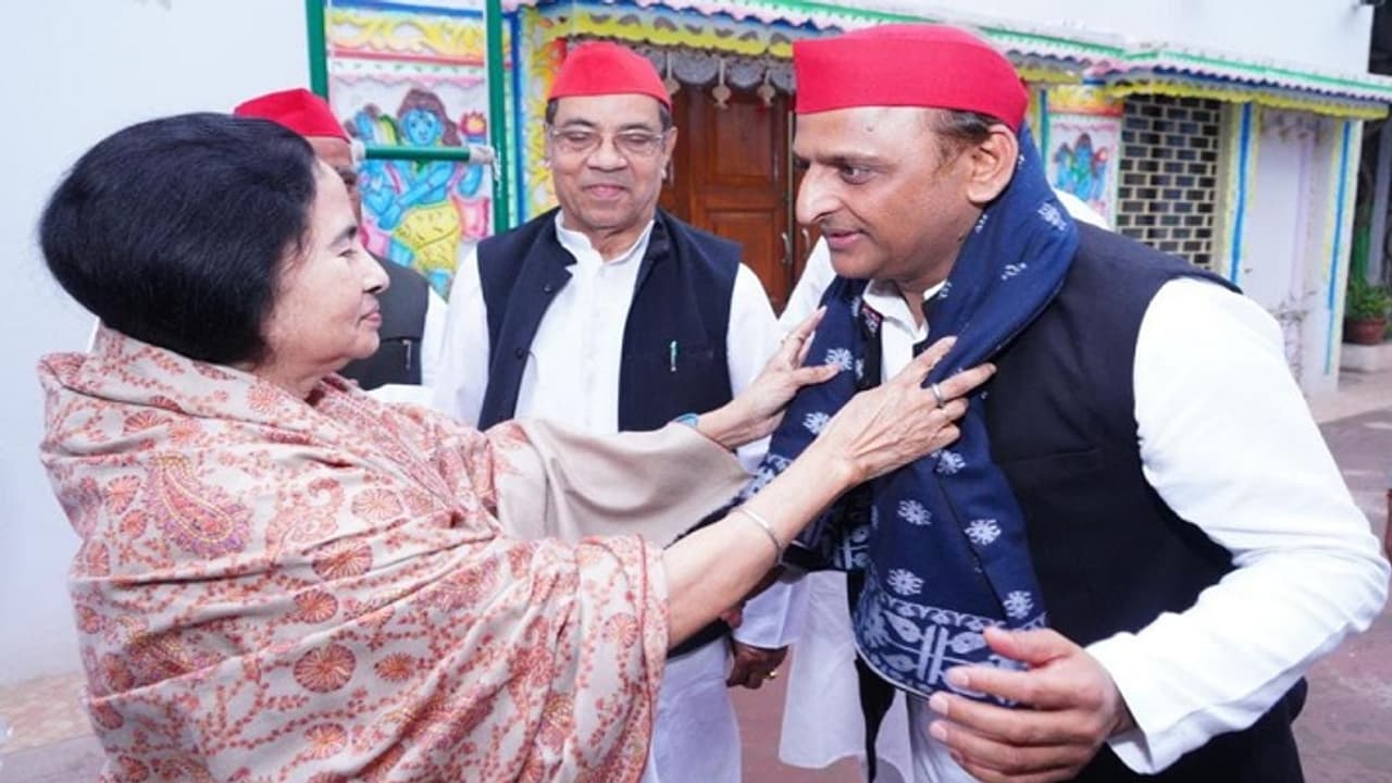 Akhilesh meets Mamata Akhilesh meets Mamata