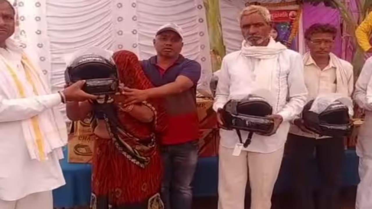 khargone news, daughter died in a road accident ,family distributes helmet on terahvi khargone news, daughter died in a road accident ,family distributes helmet on terahvi