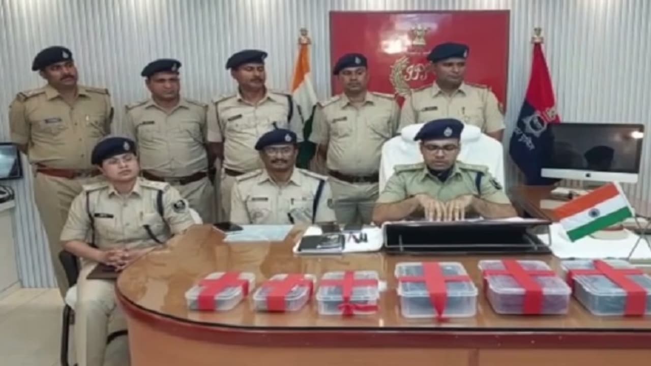 gopalganj crime news, gold trader used to blackmail girl by obscene videos 