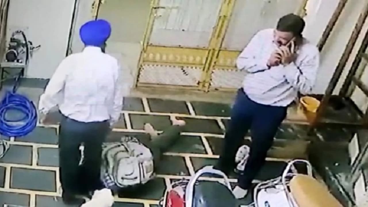 durg news asi fell at feet of truck owner and apologized after suspension in bribe case durg news asi fell at feet of truck owner and apologized after suspension in bribe case