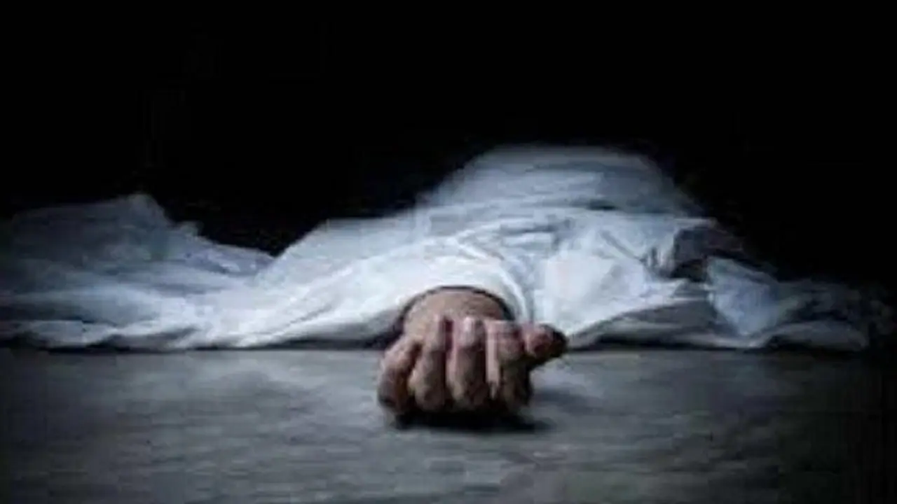 patna news man beaten to death after climbed on high tension tower with severed head of child patna news man beaten to death after climbed on high tension tower with severed head of child