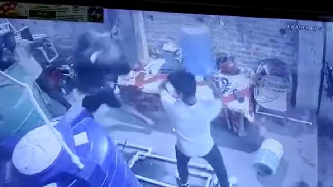 begusarai crime news criminals thrashed water plant owner for extortion captured in cctv 