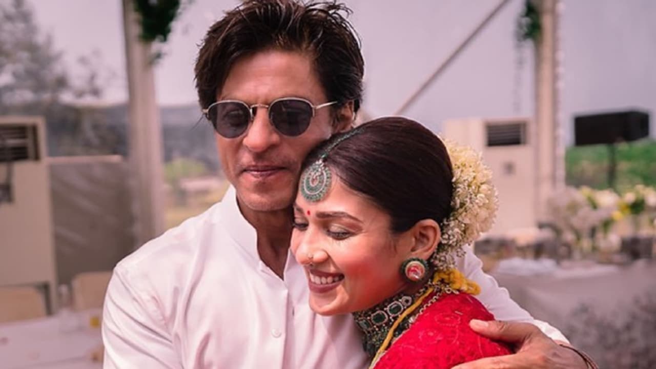 shahrukh khan signature pose in leaked video from jawan sets shahrukh khan signature pose in leaked video from jawan sets