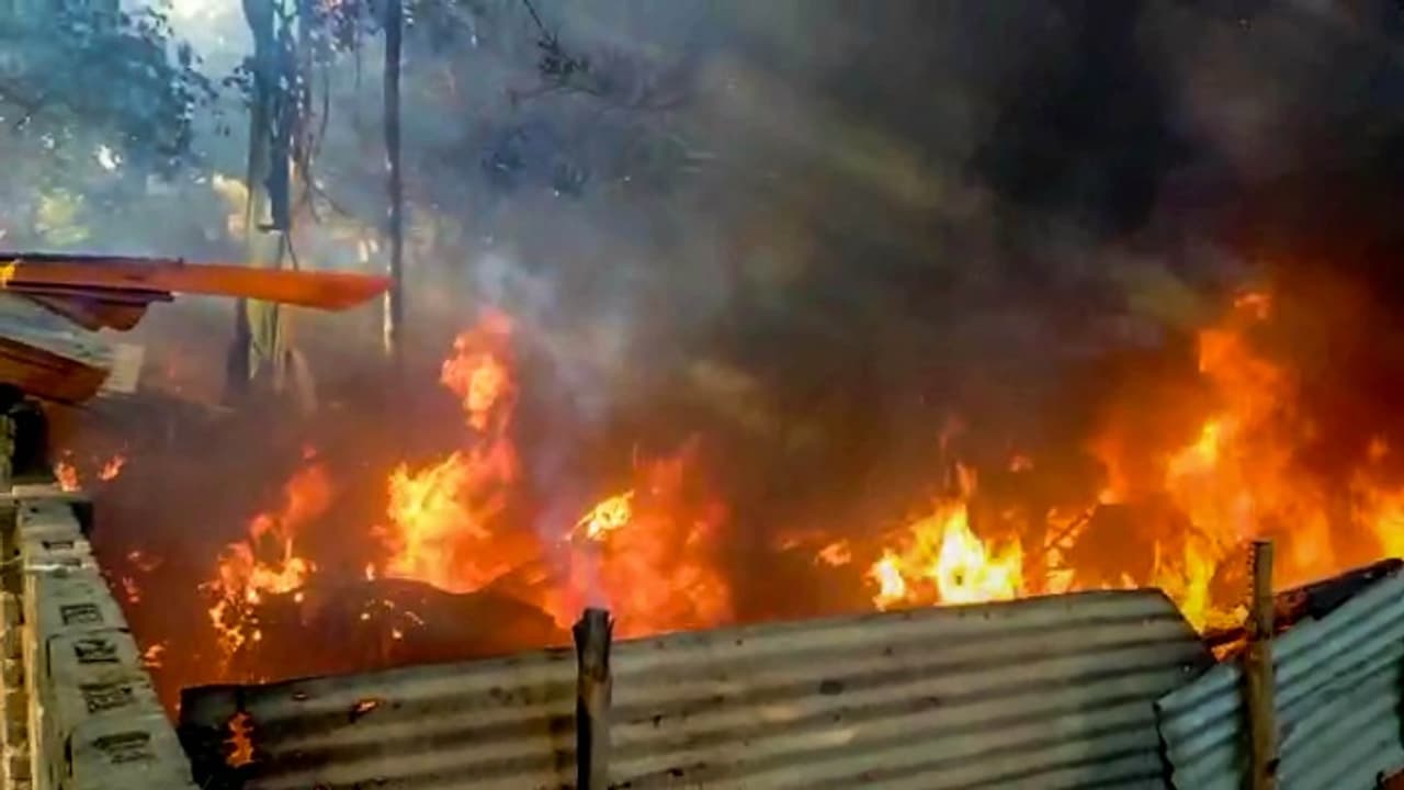 Mob sets police station on fire 