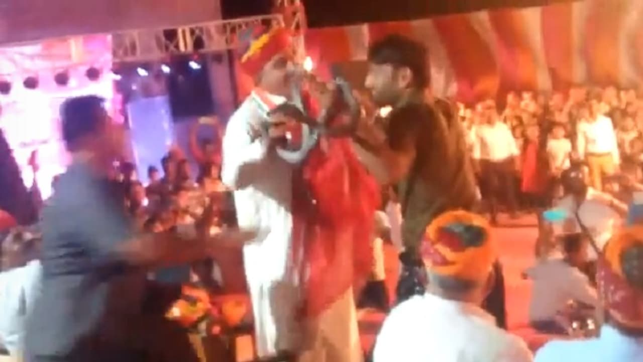 cabinet minister saleh mohammad viral video snake charmer tried to put a cobra around neck cabinet minister saleh mohammad viral video snake charmer tried to put a cobra around neck