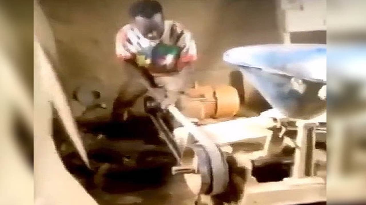 man challanging aata chakki man challanging aata chakki