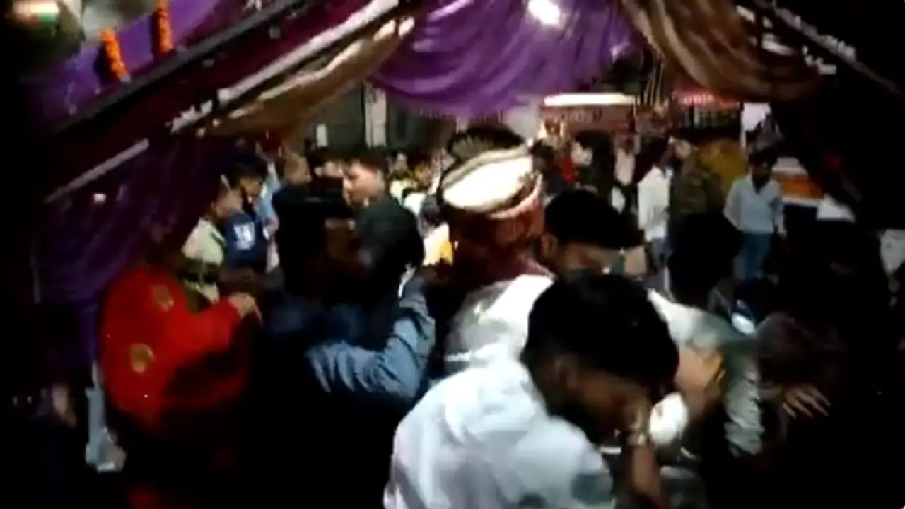 agra news stampede in marriage hall before marriage people running away with groom agra news stampede in marriage hall before marriage people running away with groom