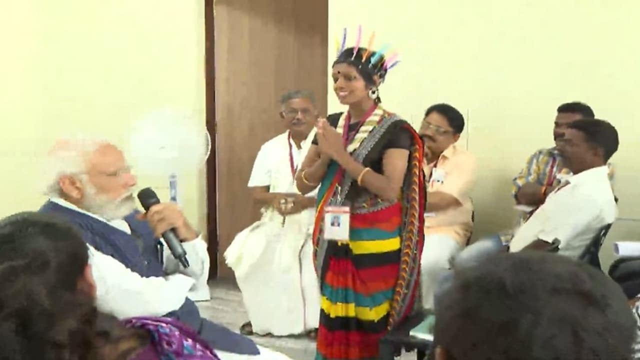 Narendra Modi interacts with Hakki Pikki tribe members Narendra Modi interacts with Hakki Pikki tribe members