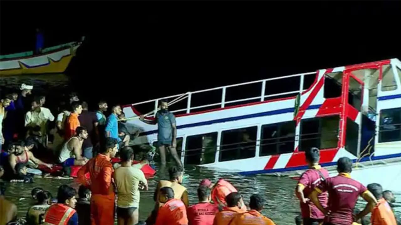 houseboat capsizes kerala houseboat capsizes kerala