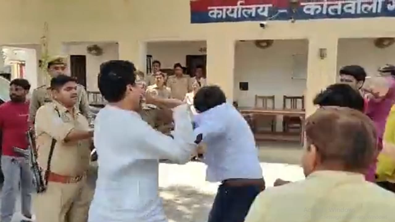 amethi news bjp leader deepak singh pacheri beaten by sp gauriganj mla rakesh singh in police station amethi news bjp leader deepak singh pacheri beaten by sp gauriganj mla rakesh singh in police station