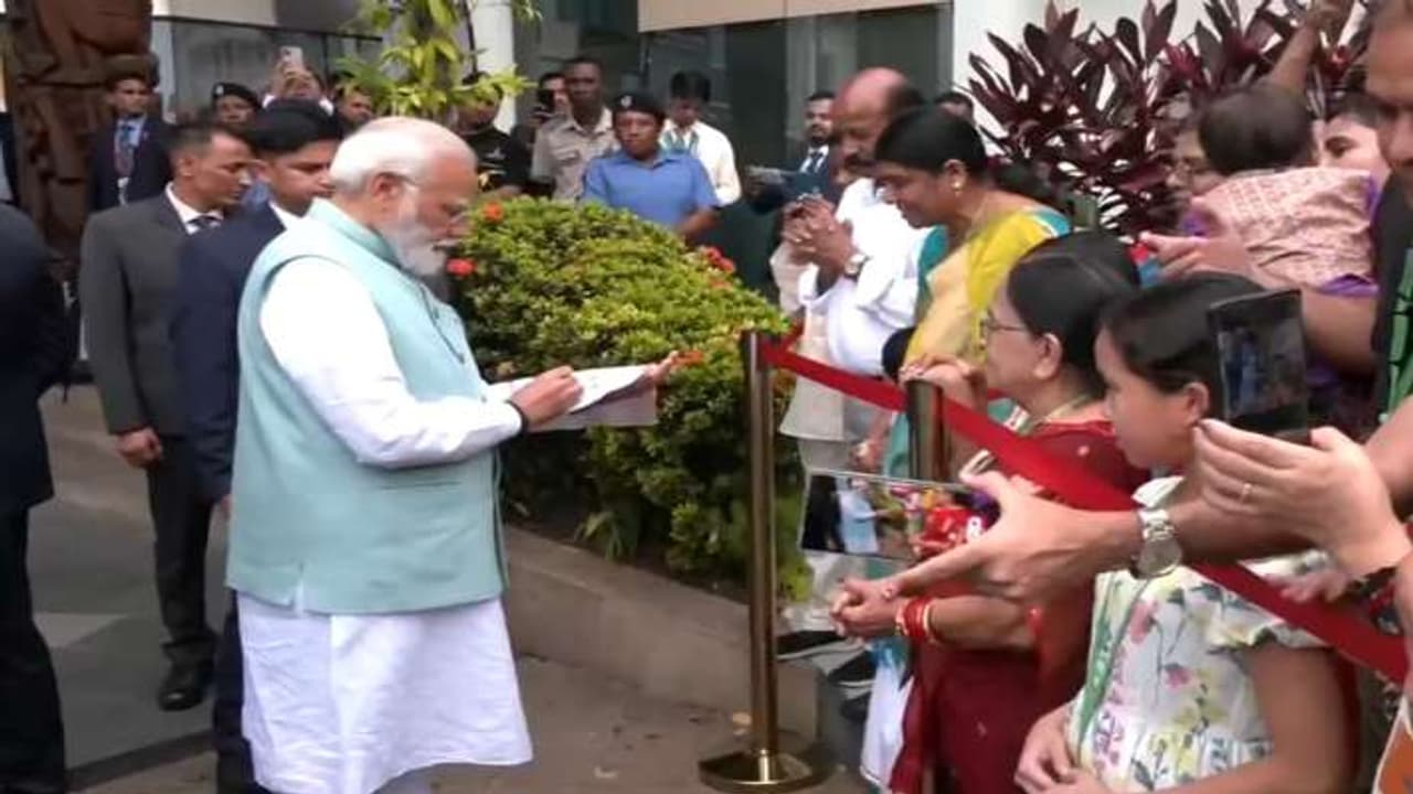 modi meets indian citizens in papua new geniua modi meets indian citizens in papua new geniua