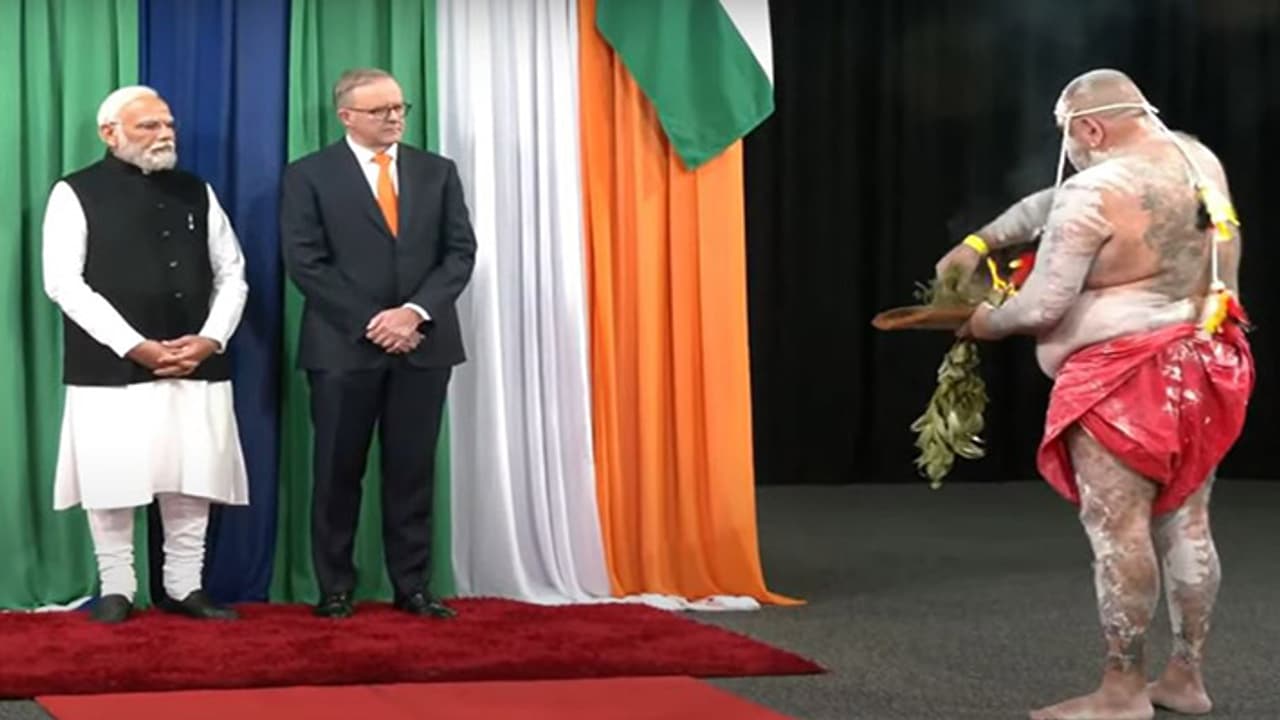 Welcom of pm modi in australian tradition Welcom of pm modi in australian tradition