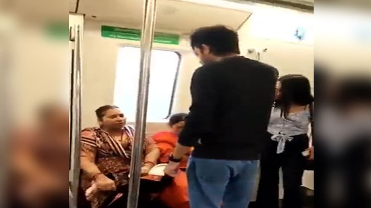 delhi metro couple fight aunties delhi metro couple fight aunties
