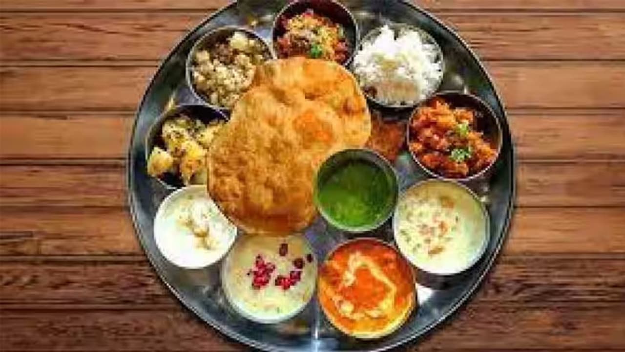 indian railways train food meals to passengers indian railways train food meals to passengers