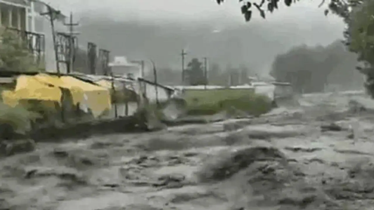 Live Weather Monsoon Updates heavy rain flood water overflow in himachal pradesh uttrakhand delhi punjab Live Weather Monsoon Updates heavy rain flood water overflow in himachal pradesh uttrakhand delhi punjab