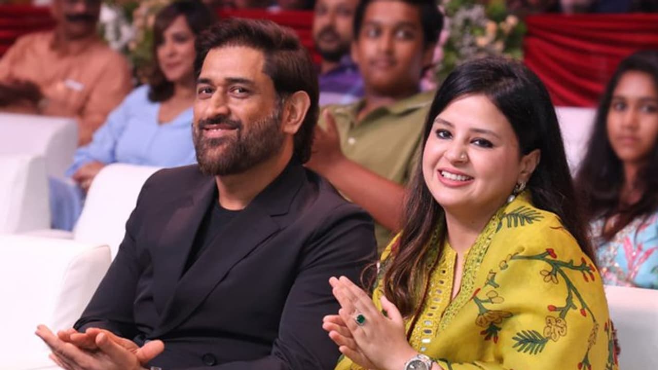 MS Dhoni teases his wife Sakshi Dhoni MS Dhoni teases his wife Sakshi Dhoni