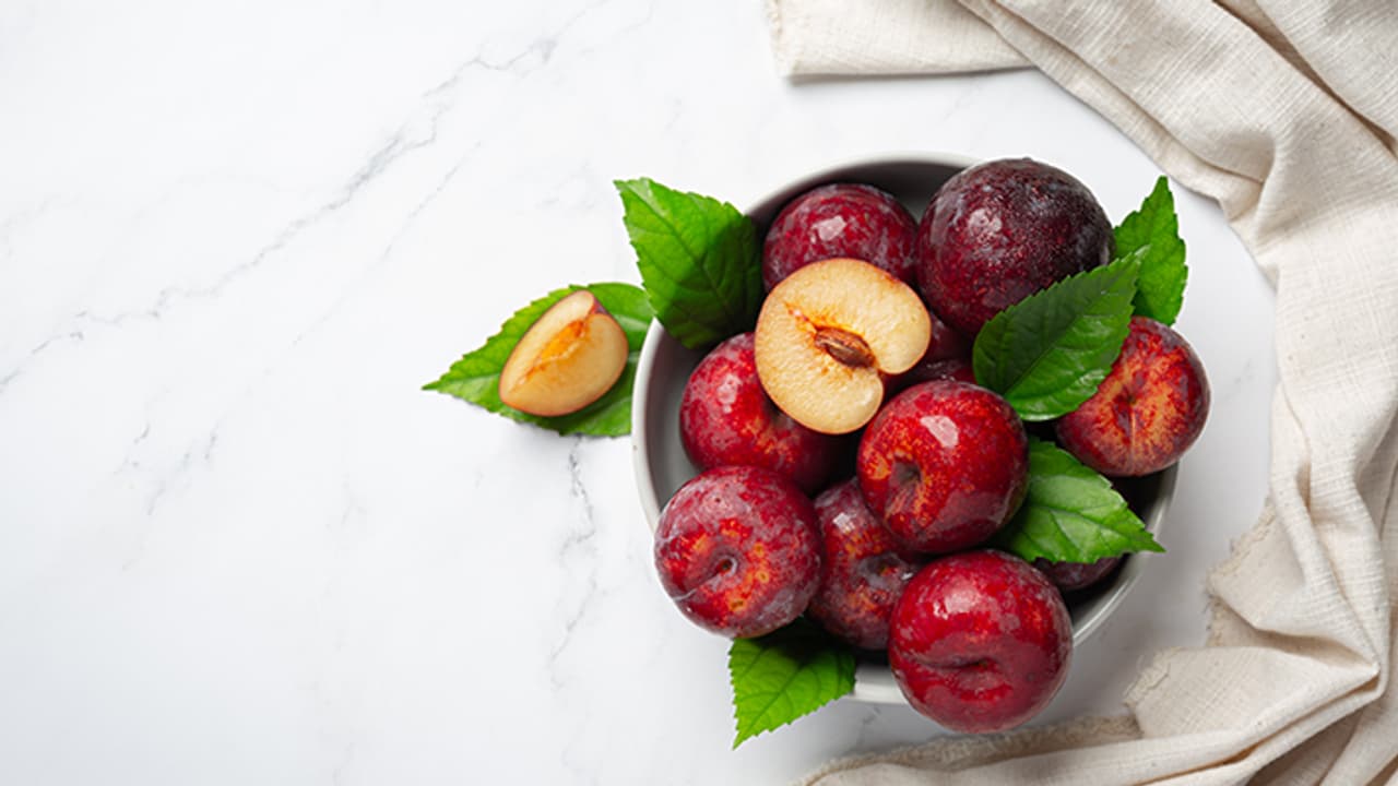Five benefits of eating plum in monsoon