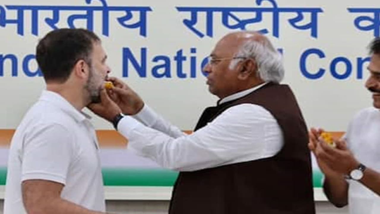 Rahul gandhi with lalu prasad yadav after getting relief from modi surname case supreme court Rahul gandhi with lalu prasad yadav after getting relief from modi surname case supreme court