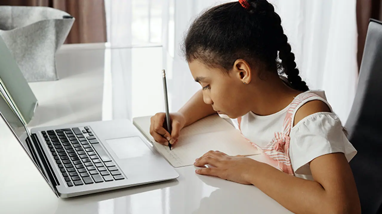 Students Using AI Tool ChatGPT Students Using AI Tool ChatGPT