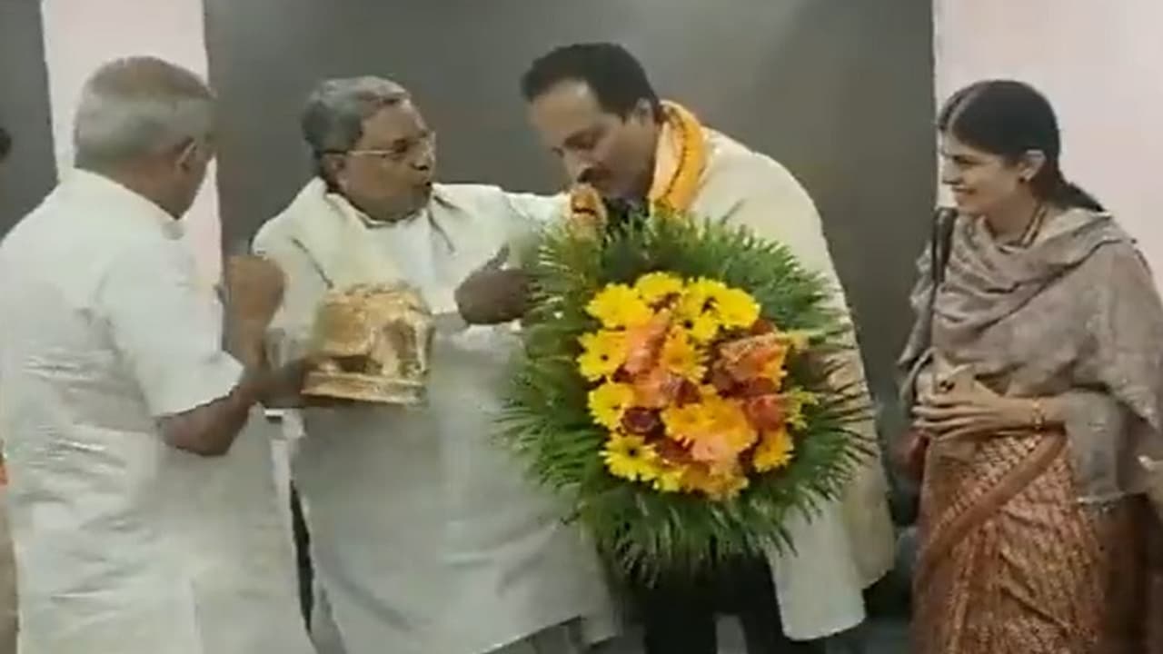 Karnataka CM Siddaramaiah felicitates ISRO chief S Somanath