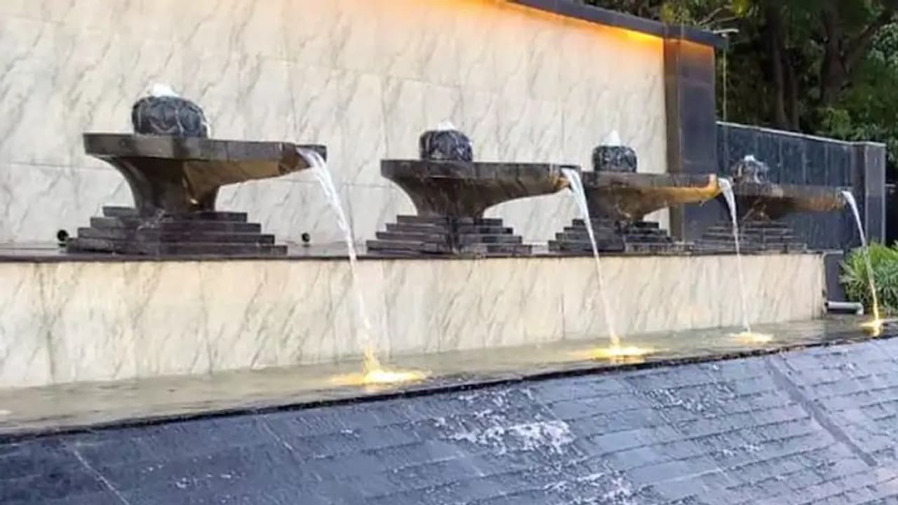 Shivling shaped fountain 