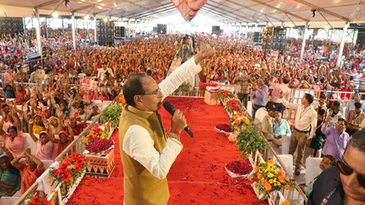 shivraj singh chouhan at badnagar ladli behna sammelan shivraj singh chouhan at badnagar ladli behna sammelan