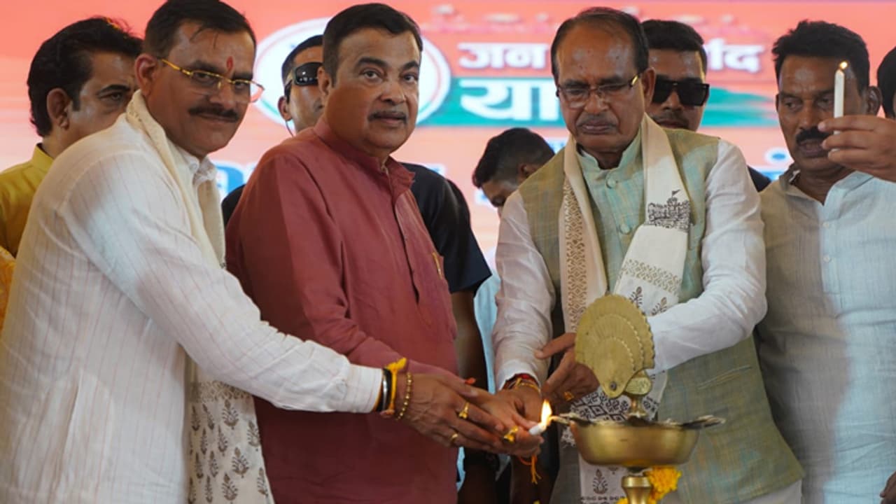 Nitin Gadkari flag jan ashirwad yatra