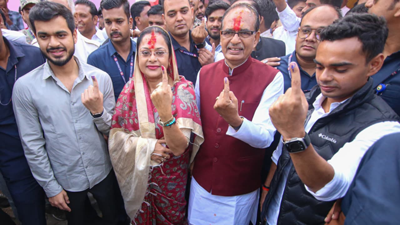 Shivraj Singh Chouhan did voting with family Shivraj Singh Chouhan did voting with family