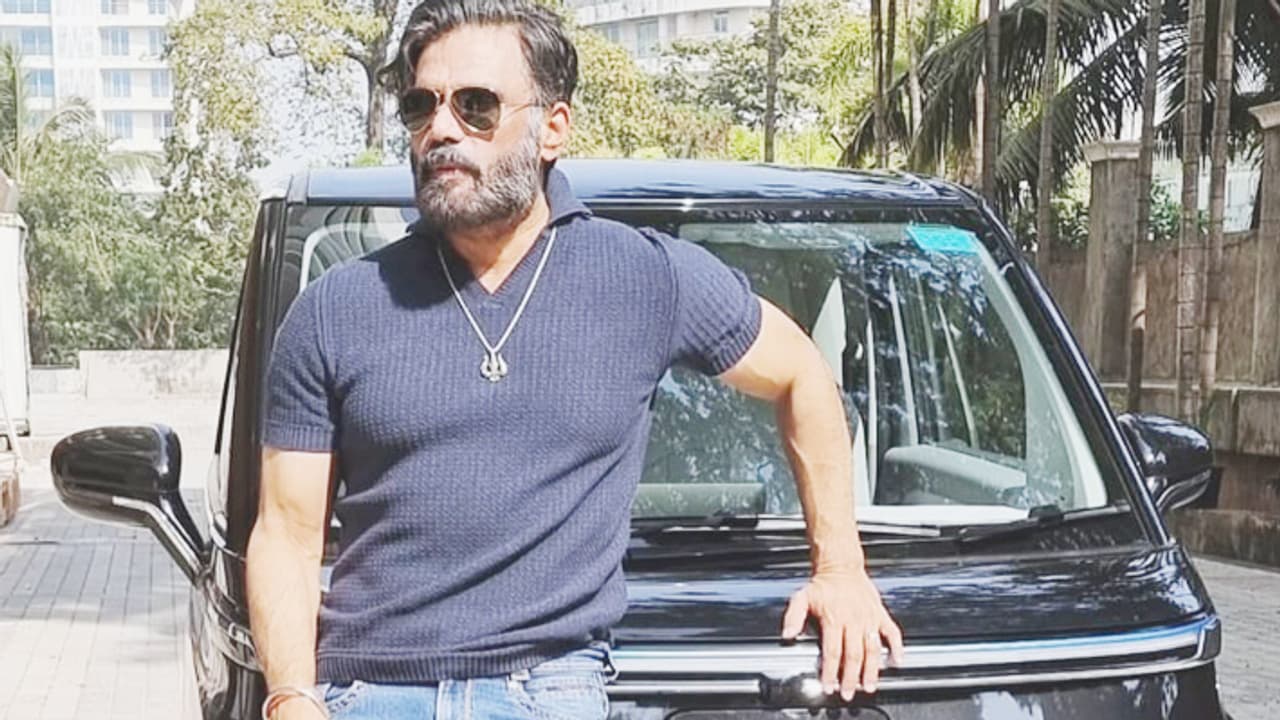 Suniel Shetty Bought New Electric Car Suniel Shetty Bought New Electric Car