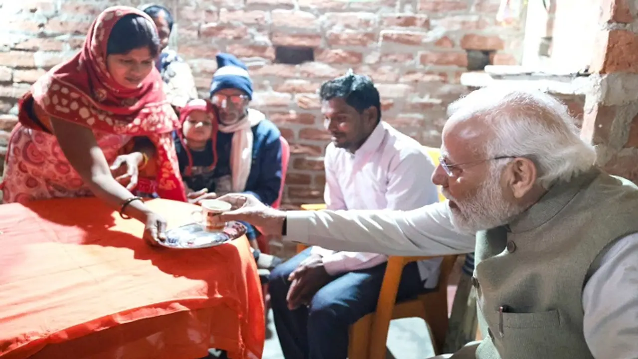 Narendra Modi in Meera Manjhi House photo