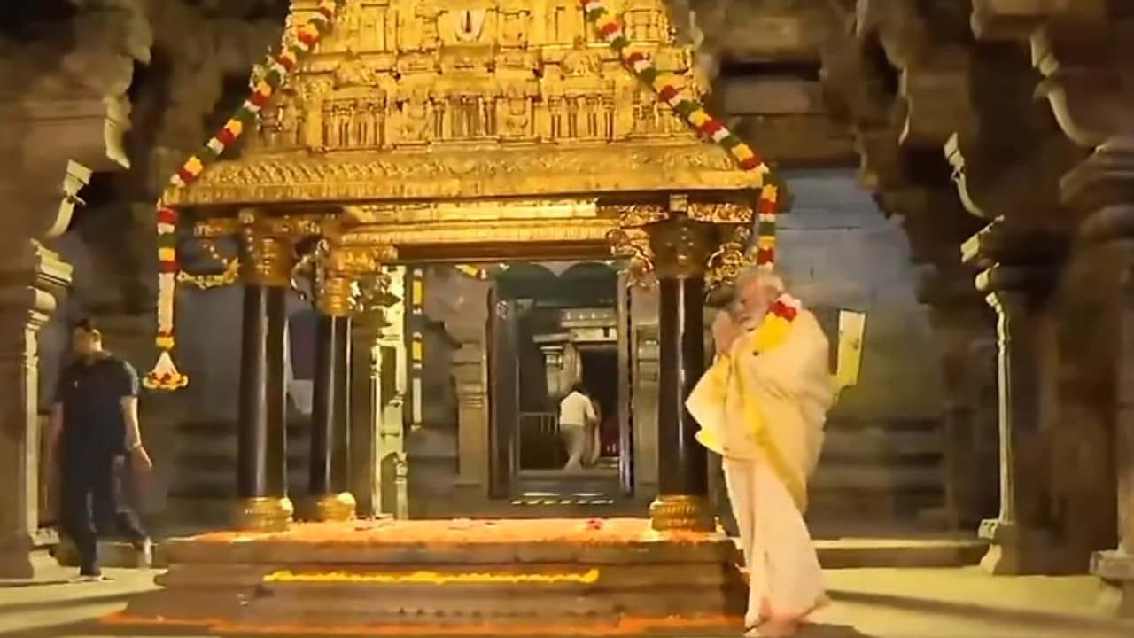 Narendra Modi offers prayers at Sri Ranganathaswamy Temple Narendra Modi offers prayers at Sri Ranganathaswamy Temple