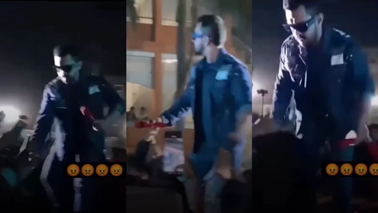 Aditya Narayan Misbehaved With Fan Aditya Narayan Misbehaved With Fan