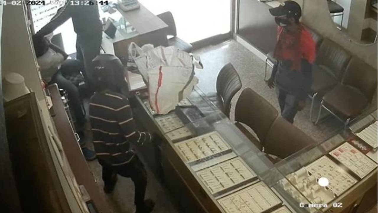 Robbery in hydrabad Robbery in hydrabad