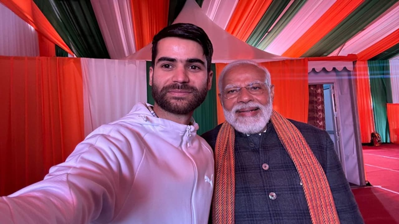 Narendra Modi selfie with beekeeper Nazim Narendra Modi selfie with beekeeper Nazim